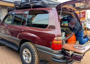 Land-Cruiser-V8-With-A-Rooftop-Tent